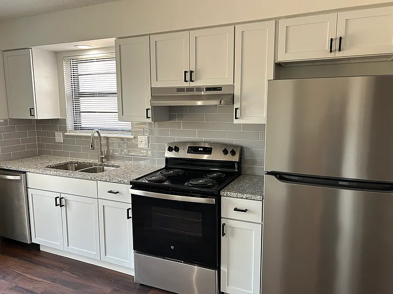 1405 E Haven Ln #1405 — Photo 1