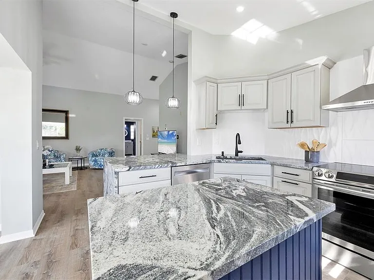 809 Montrose Dr #203 — Photo 9