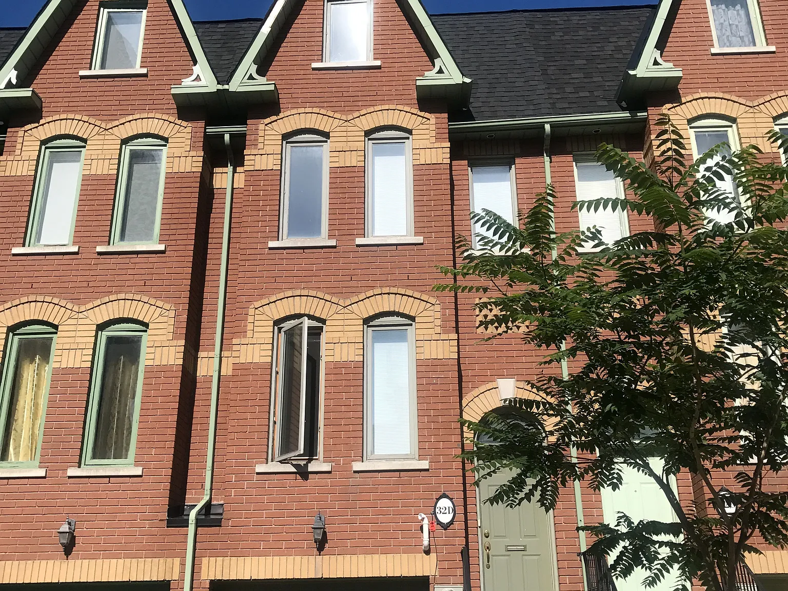 4 bed, $5,200 — Photo 1
