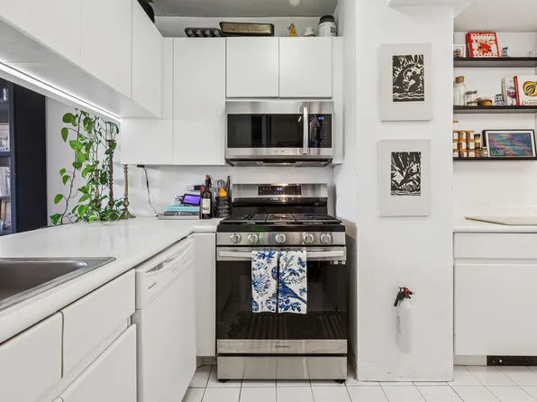 250 East 40th Street image 4 of 20