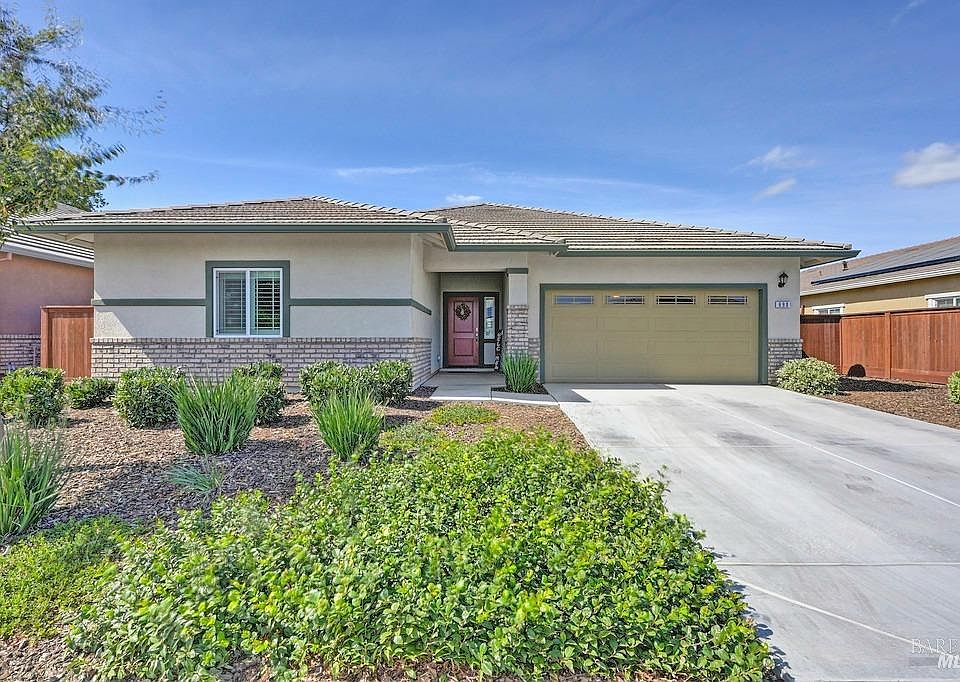 1st image of 690 Bluebird Dr
