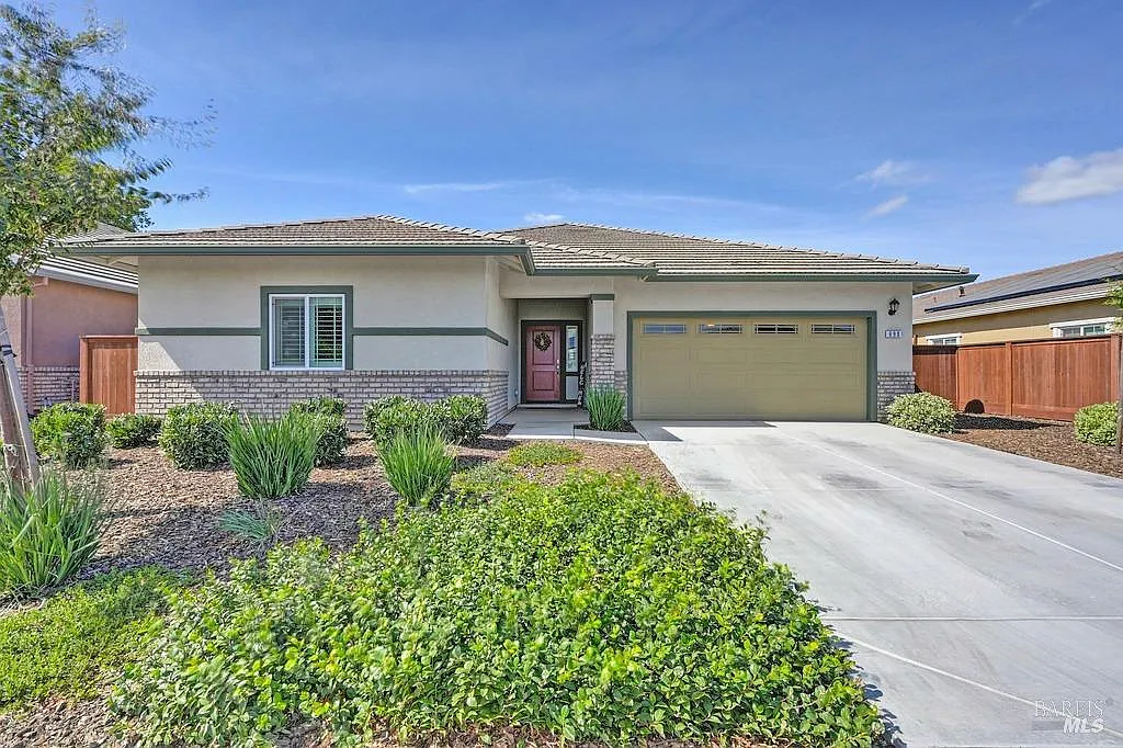 690 Bluebird Dr photo 1