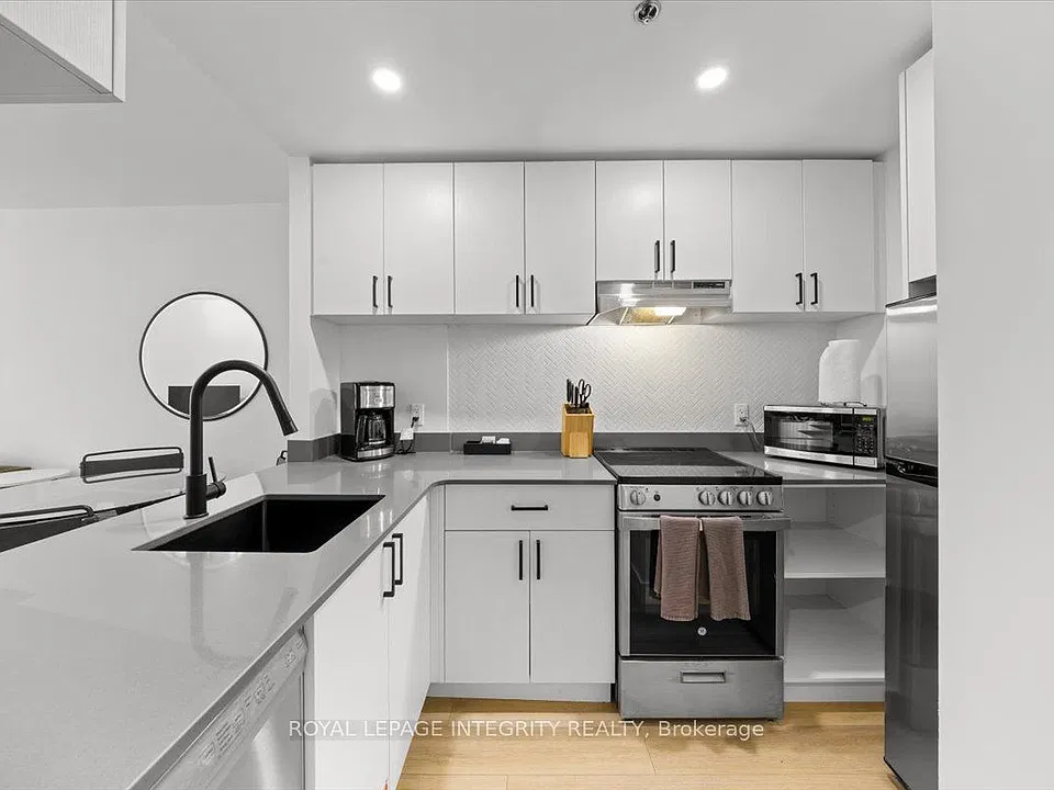 161 Laurier Ave W #1104