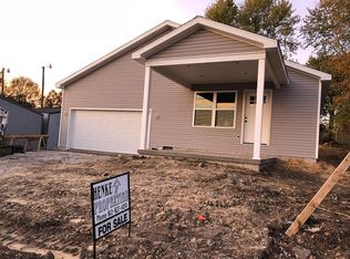 606 E 8th St, Huntingburg, IN 47542