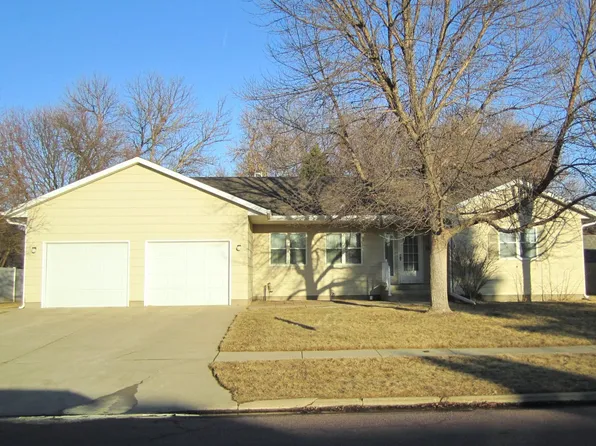 1950 Lampert Dr, Huron, SD 57350