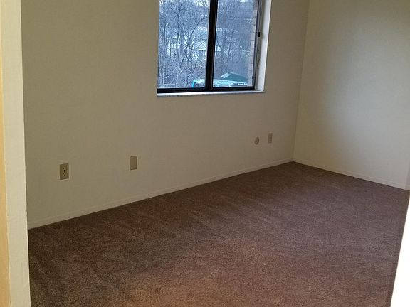 Sitting room w/laundry closet