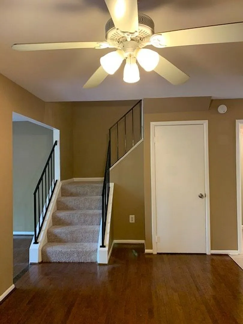 Spacious 3 BR, 2.5 BA townhouse with finished walk-out basement — Photo 3