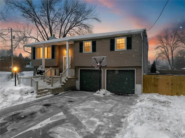 7998 Trina Cir, Clay, NY 13041