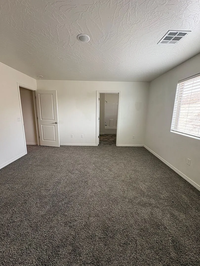 Spacious Townhome for Rent Prime Location! — Photo 2