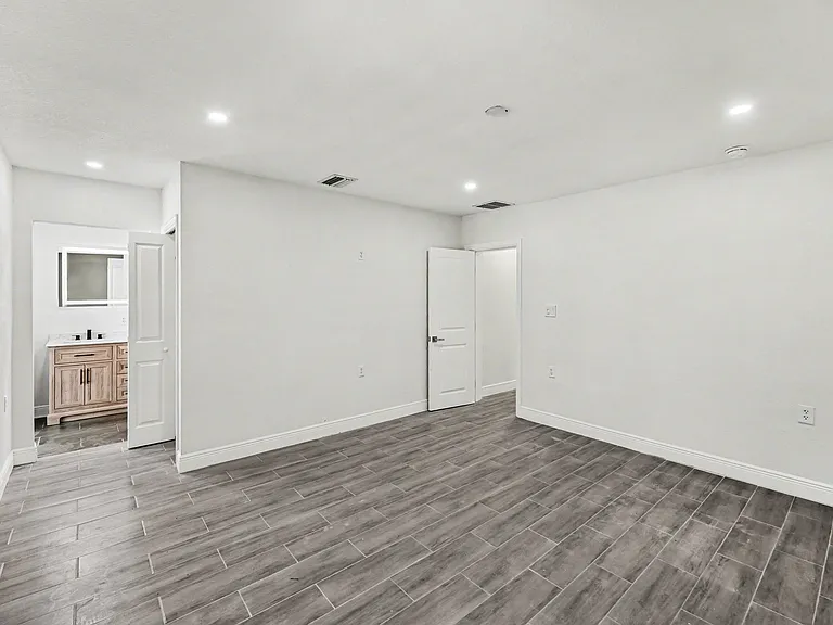 318 Bath St — Photo 15