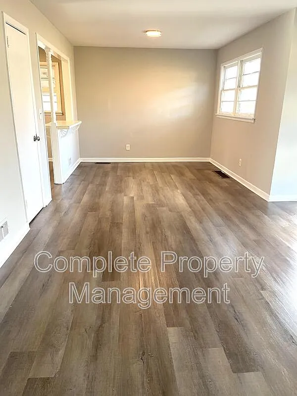 3 bed, 1.0 bath, 1200 sqft, $1,250 — Photo 4
