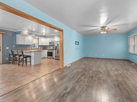 3rd image of 17931 Lincoln Ct