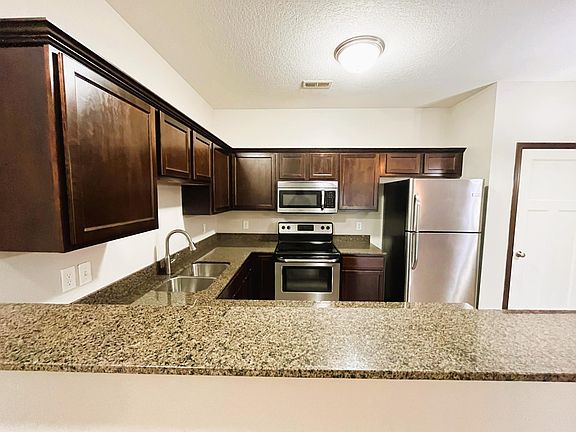 4th image of 1211 NE Windsor Dr Unit 106