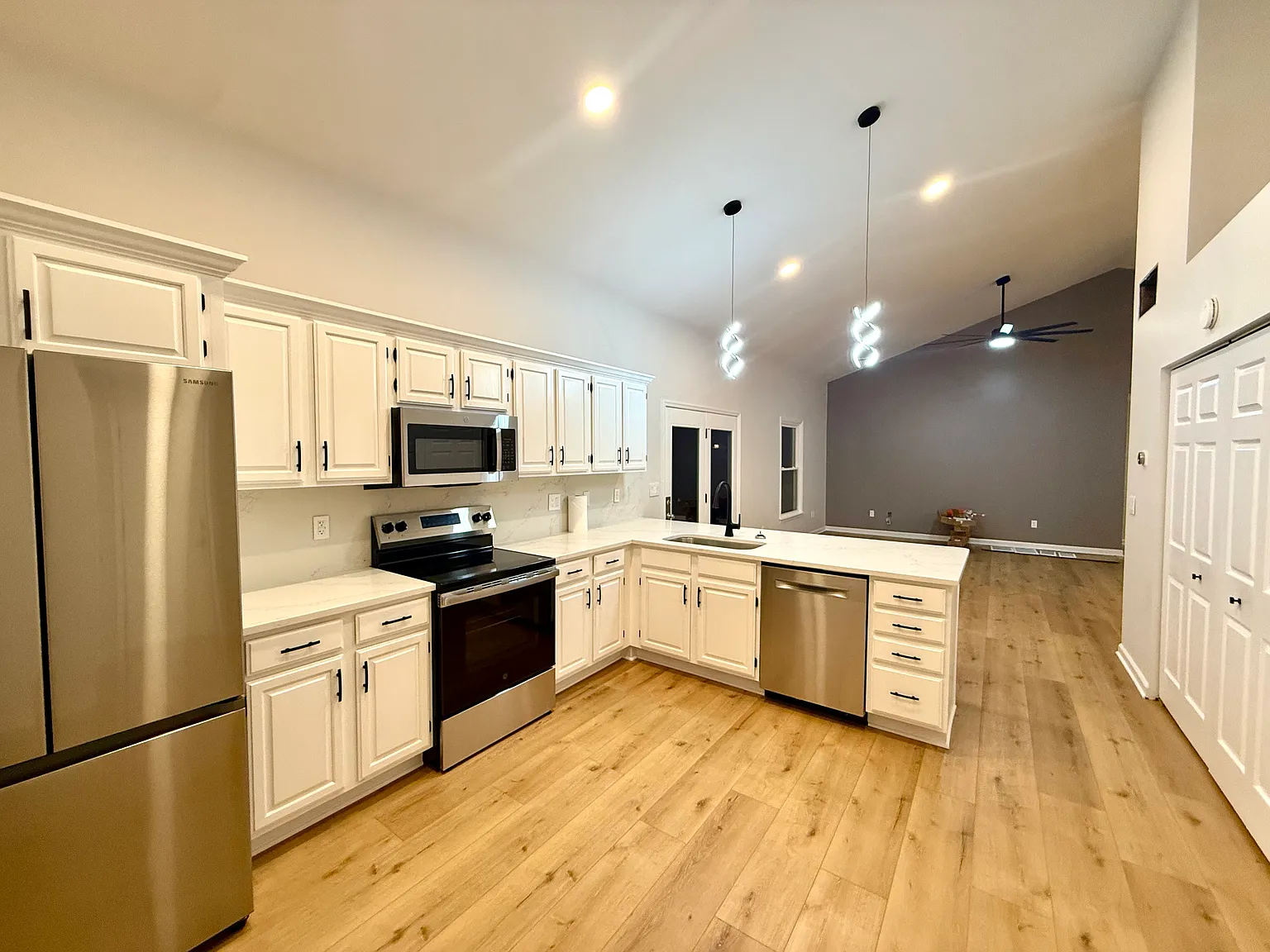 3 bed, 1400 sqft, $2,250 — Photo 2