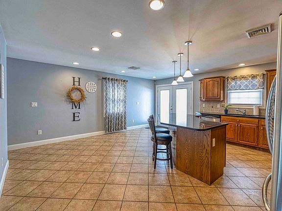 5th image of 213 Boyden St