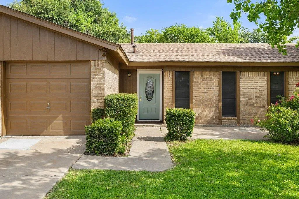 3 bed, 1.5 bath, 1226 sqft, $1,700 — Photo 1