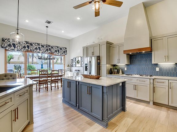 3rd image of 310 N Cloverfield Cir