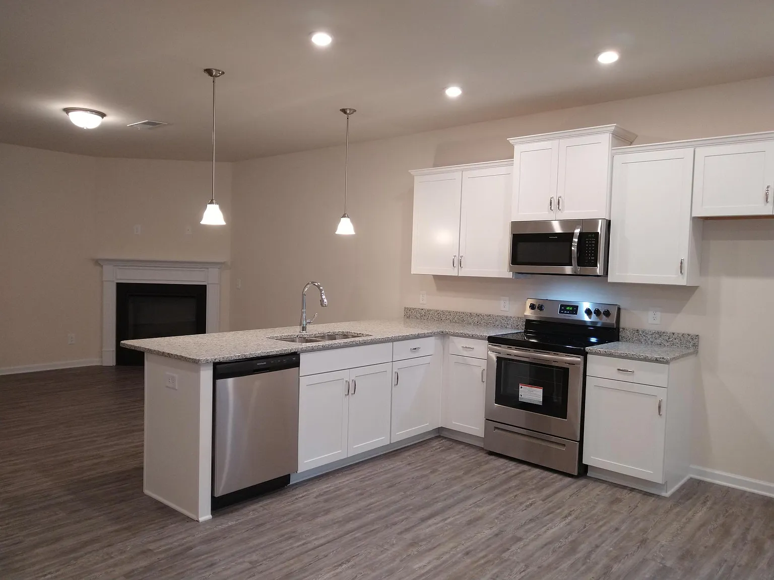 3 bed, 2.5 bath, 2100 sqft, $2,049 — Photo 4