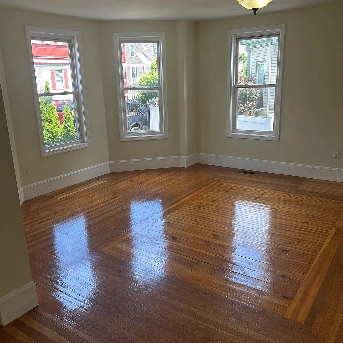 3 bed, 1.0 bath, 1400 sqft, $3,000 — Photo 2