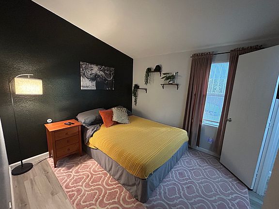 2nd image of 138 Sir Thomas Dr