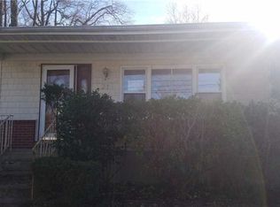 21 Newark St, Lindenhurst, NY 11757