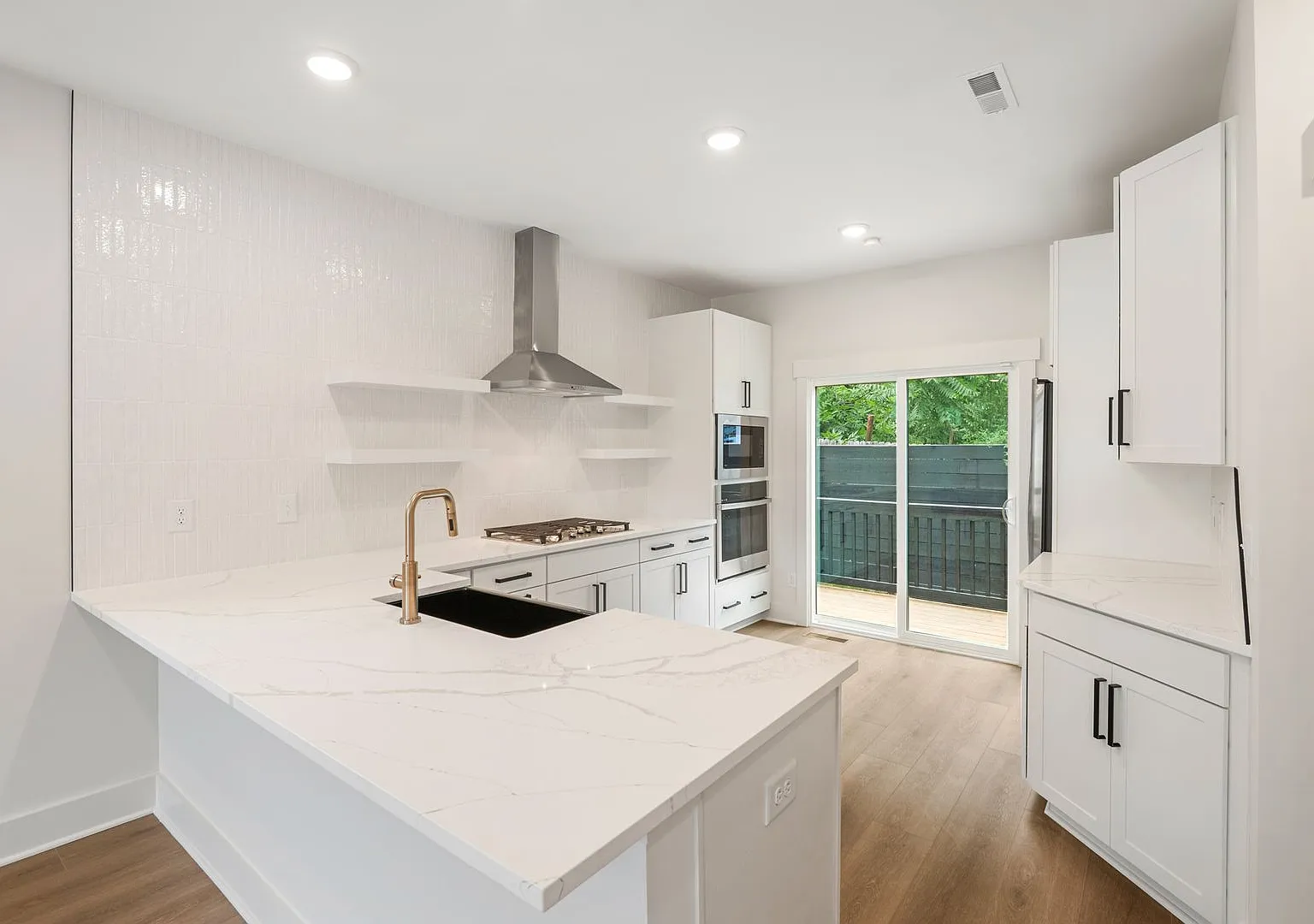 Modern 3-bedroom 2-bath home in Durham — Photo 4