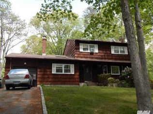 19 Oakview Trl, Ridge, NY 11961