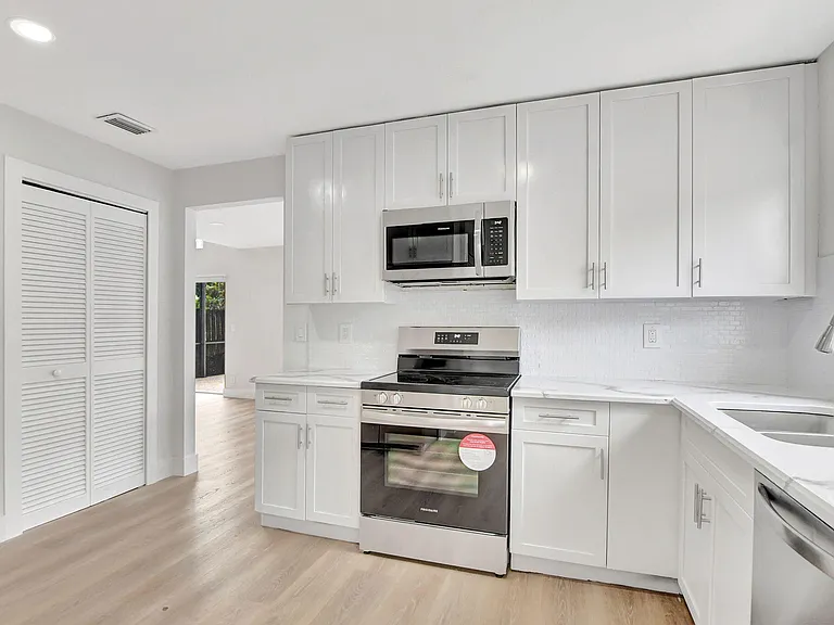 21391 Millbrook Ct — Photo 25
