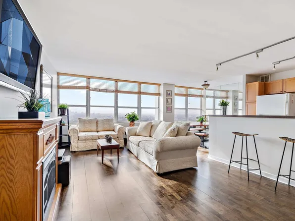 655 W Irving Park Rd APT 4103, Chicago, IL 60613