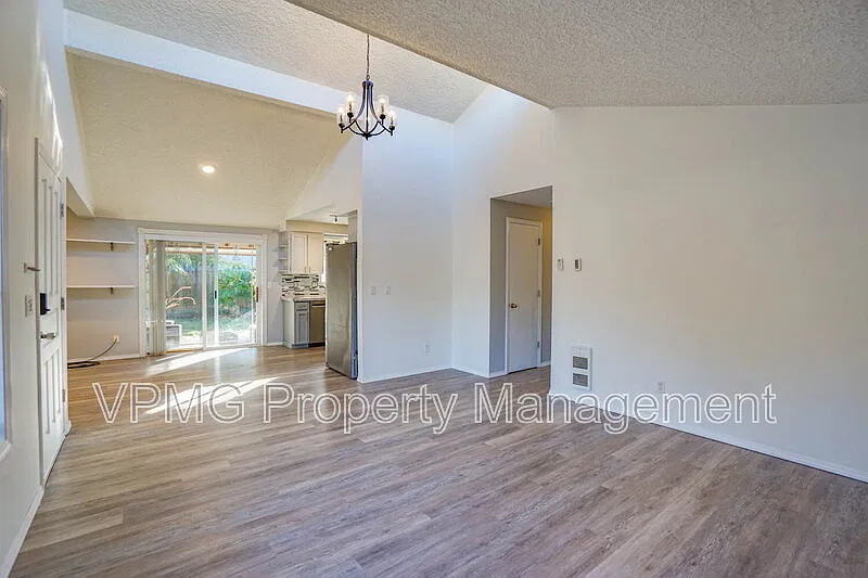 3 bed, 2.0 bath, 1026 sqft, $2,395 — Photo 3