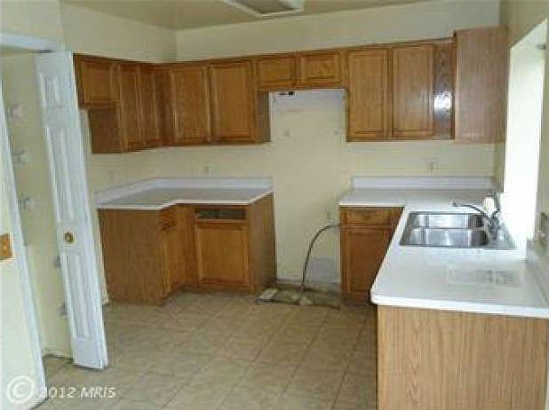 LARGE KITCHEN