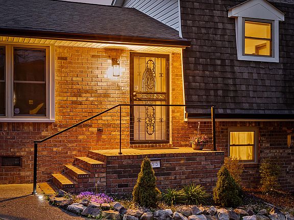 5th image of 385 E Sharon Cir