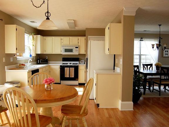 Breakfast Room to Kitchen
