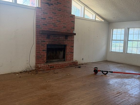 3rd image of 415 SE MAIN ST