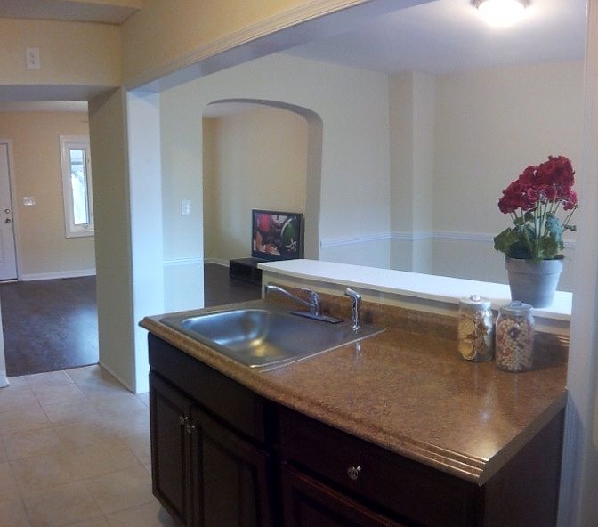 Open concept between kitchen and dingingroom