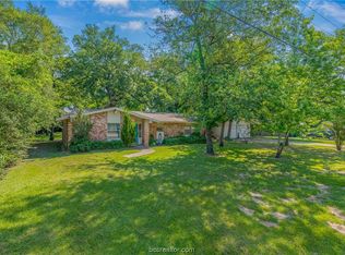 101 Golfview Dr, Hilltop Lakes, TX 77871