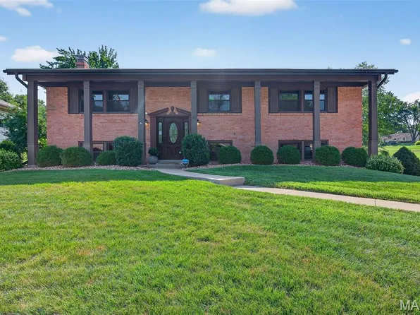 10 Champagne Dr, Lake Saint Louis, MO 63367