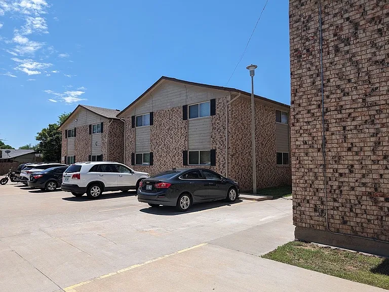 Fox Valley Apartments — Photo 13