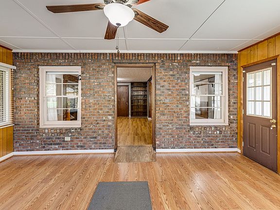 4th image of 826 Old Temple Rd