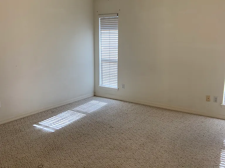 552 Canterbury Ln — Photo 12