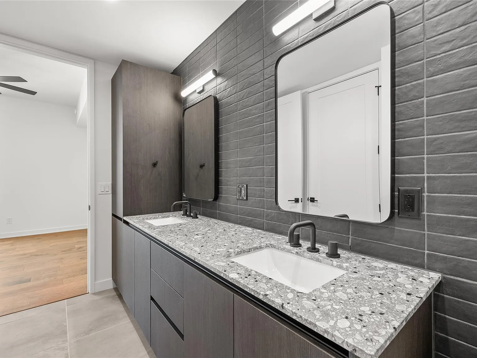 1 bed, 1.0 bath, 911 sqft, $3,125 — Photo 3