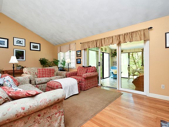 4th image of 11 Batchelder Rd