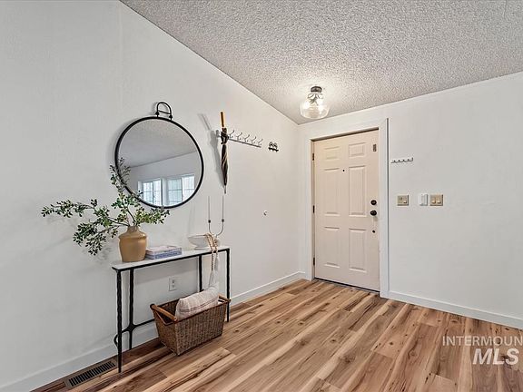 3rd image of 1015 W Owyhee St