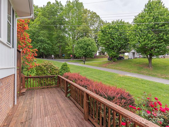 3rd image of 32 Fairway Hills Dr