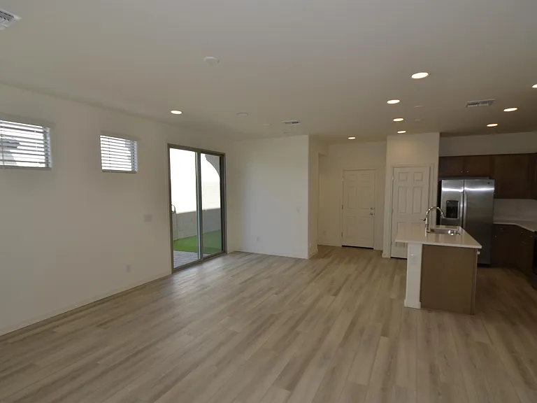 1306 W Sparrow Dr — Photo 2