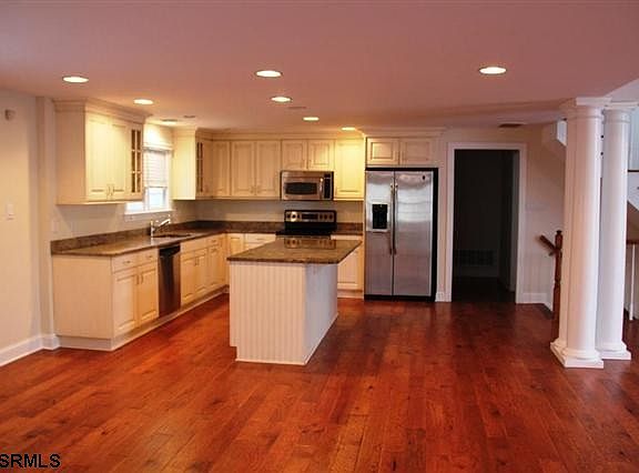 4th image of 916 Saint James Pl