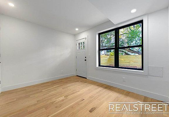 4th image of 529 Chauncey St
