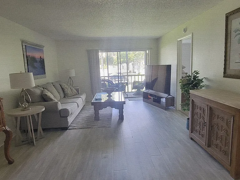 130 Cypress Ct — Photo 16