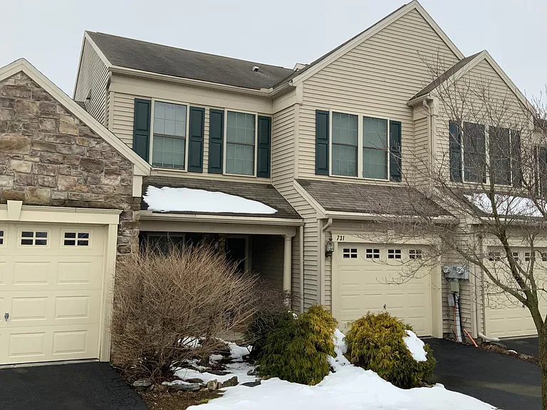 731 Creekside Dr — Photo 2