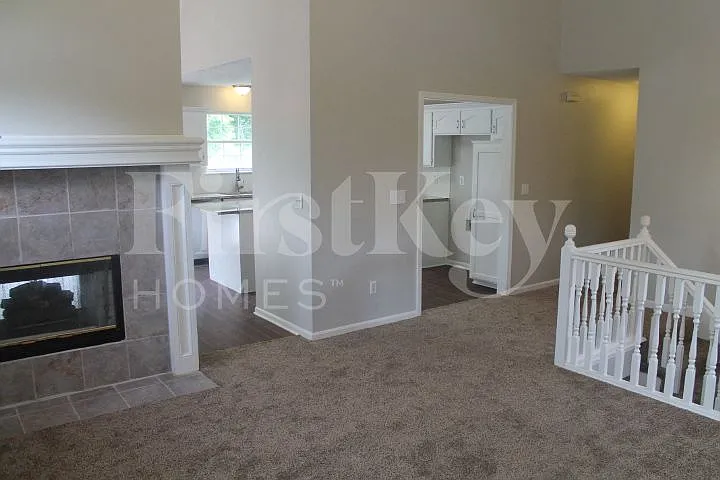 3 bed, 3.0 bath, 1920 sqft, $2,055 — Photo 2